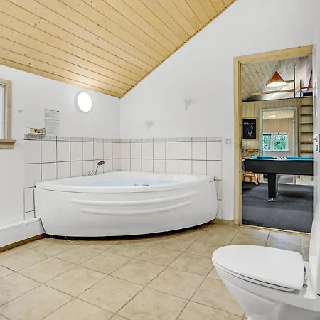 Awesome Home In Vaeggerlose With Kitchen Bøtø By
